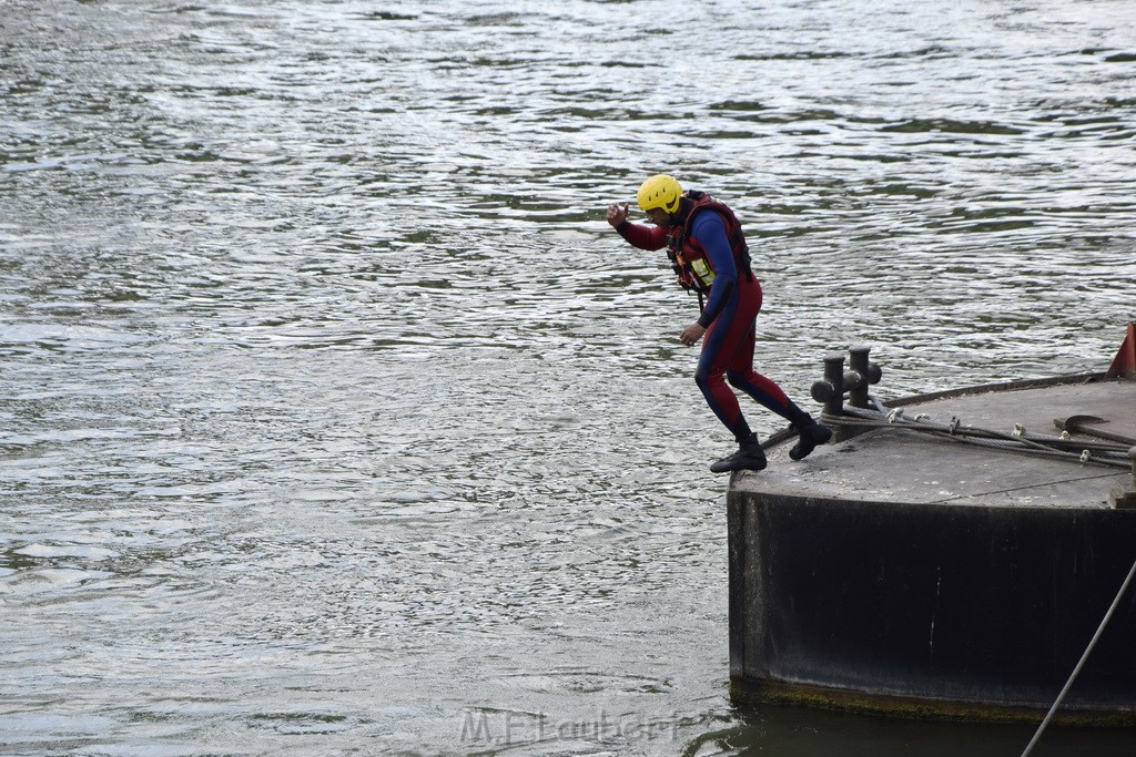 Uebung BF Taucher und Presse Koeln Zoobruecke Rhein P344.JPG - Miklos Laubert